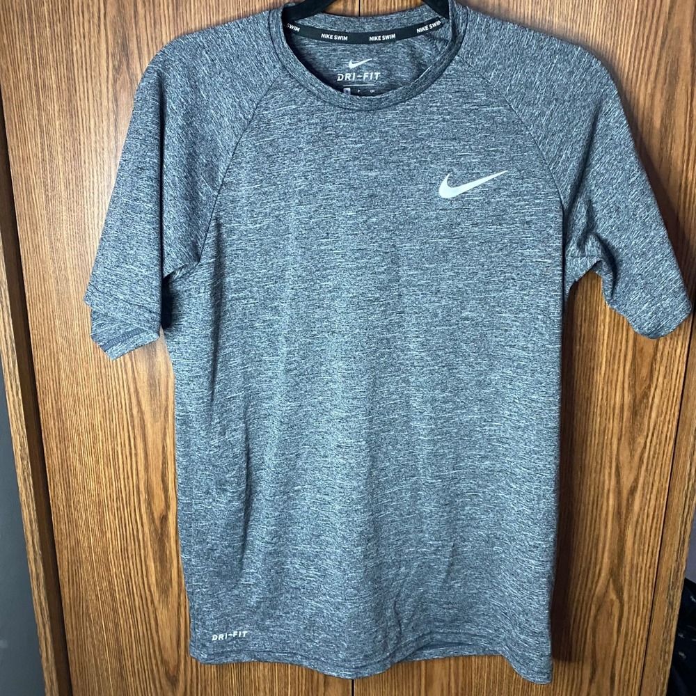 Nike Swim Rash Guard Mens Small Gray Dri-FIT UPF 40+ NESSA589 Short Sleeve Shirt